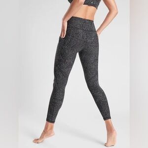 ATHLETA SALUTATION STASH POCKET RAINWATER TIGHT SIZE MEDIUM